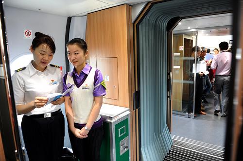 10月13日,“高姐”在合蚌高鐵列車上服務(wù)。新華社記者 劉軍喜 攝