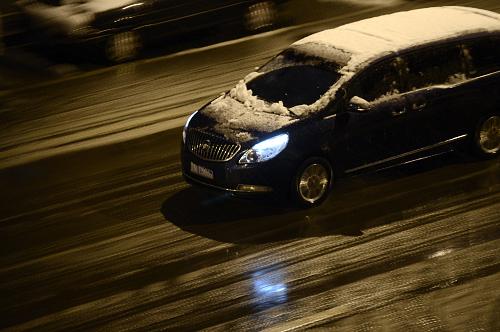 北京迎來雨夾雪天氣 11月4日凌晨,一輛汽車在北京海淀區(qū)北洼路街頭行駛。 11月3日夜晚開始,北京迎來一場(chǎng)雨夾雪天氣,并伴有大幅降溫,給市民出行帶來不便。 新華社記者李俊東攝