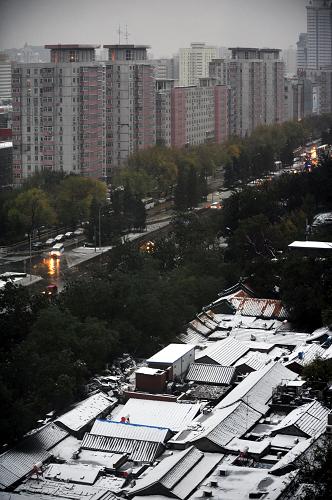 北京迎來雨夾雪天氣 11月4日,北京宣武門附近一片民房銀裝素裹。 11月3日夜晚開始,北京迎來一場(chǎng)雨夾雪天氣,并伴有大幅降溫,給市民出行帶來不便。 新華社發(fā)(劉長龍 攝)