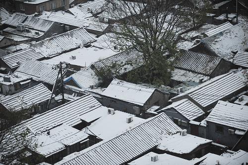 北京迎來雨夾雪天氣 11月4日,北京宣武門附近一片民房銀裝素裹。 11月3日夜晚開始,北京迎來一場(chǎng)雨夾雪天氣,并伴有大幅降溫,給市民出行帶來不便。 新華社發(fā)(劉長龍 攝)