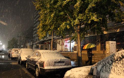 北京迎來雨夾雪天氣 11月4日凌晨,北京海淀區(qū)降下鵝毛大雪。 11月3日夜晚開始,北京迎來一場(chǎng)雨夾雪天氣,并伴有大幅降溫,給市民出行帶來不便。 新華社記者段卓力攝
