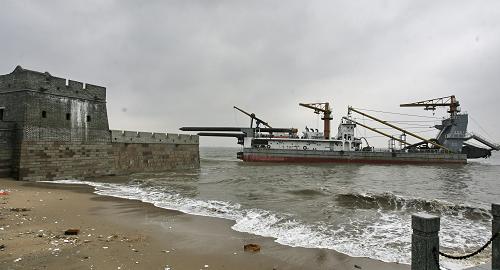11月4日,在河北秦皇島山海關(guān)老龍頭長城水域,一艘被刮斷錨鏈的貨輪被大風(fēng)吹到岸邊。新華社發(fā)(劉學(xué)忠 攝)