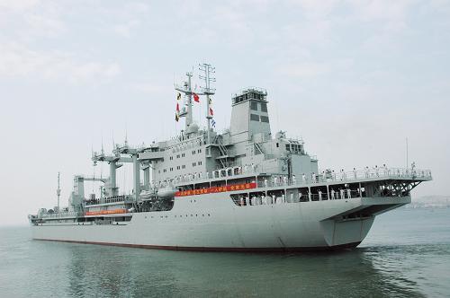 11月9日,“青海湖”號綜合補給艦駛出港口。當日,中國海軍第十三批護航編隊從南海艦隊駐廣東湛江某軍港啟航,將奔赴亞丁灣、索馬里海域接替第十二批編隊以繼續(xù)在該區(qū)域的護航任務(wù)。第十三批護航編隊由南海艦隊導(dǎo)彈護衛(wèi)艦“黃山”艦、“衡陽”艦和綜合補給艦“青海湖”艦以及2架艦載直升機和部分特戰(zhàn)隊員組成,編隊官兵近800人。