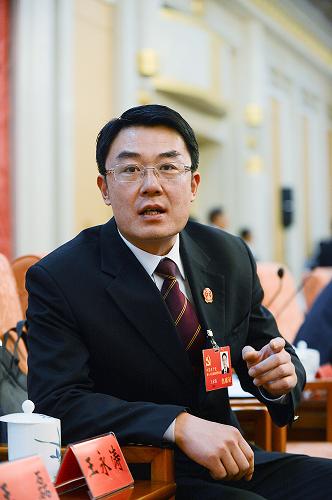 改革開(kāi)放是中國(guó)未來(lái)發(fā)展的強(qiáng)大動(dòng)力 改革開(kāi)放給中國(guó)帶來(lái)繁榮穩(wěn)定和國(guó)際地位的提高,這不僅是黨內(nèi)、國(guó)內(nèi)的共識(shí),也是世界的共識(shí)。世界關(guān)注中國(guó)的改革,是因?yàn)橹袊?guó)的改革開(kāi)放事業(yè)具有世界意義和全球影響力,牽系著中國(guó)乃至世界的未來(lái)。 在十八大報(bào)告中,胡錦濤指出,全面建成小康社會(huì),必須以更大的政治勇氣和智慧,不失時(shí)機(jī)深化重要領(lǐng)域改革,堅(jiān)決破除一切妨礙科學(xué)發(fā)展的思想觀念和體制機(jī)制弊端,構(gòu)建系統(tǒng)完備、科學(xué)規(guī)范、運(yùn)行有效的制度體系,使各方面制度更加成熟更加定型。 11月9日,十八大代表王永濤在接受記者采訪時(shí)說(shuō),他是一名來(lái)自沂蒙革命老區(qū)的基層代表。十八大報(bào)告中指出,加大對(duì)革命老區(qū)、民族地區(qū)、邊疆地區(qū)、貧困地區(qū)扶持力度。這讓他這個(gè)基層代表深受鼓舞。老區(qū)人民生活的繼續(xù)改善,必須依靠老區(qū)經(jīng)濟(jì)的發(fā)展,依靠改革開(kāi)放的深入進(jìn)行。 新華社記者王建華攝