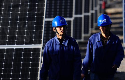 兩名工作人員在黃河水電公司格爾木200兆瓦光伏發(fā)電項(xiàng)目基地內(nèi)巡檢(10月26日攝)。來(lái)自青海省發(fā)改委等部門(mén)的消息,今年1至10月份,青海省已并網(wǎng)的1000余兆瓦光伏電站累計(jì)發(fā)電量11.2億千瓦時(shí)。與此同時(shí),今年新增的1000兆瓦光伏電站的建設(shè)和并網(wǎng)接入前期工作有序推進(jìn),有望于年底前全部并網(wǎng)發(fā)電。
