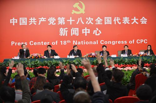 11月11日,中國共產(chǎn)黨第十八次全國代表大會(huì)新聞中心舉行中外記者招待會(huì),中宣部副部長、中央文化體制改革和發(fā)展工作領(lǐng)導(dǎo)小組辦公室主任孫志軍(左三),文化部副部長、黨組副書記趙少華(右三),國家廣電總局黨組成員、副局長、中央文化體制改革和發(fā)展工作領(lǐng)導(dǎo)小組辦公室副主任田進(jìn)(左二),新聞出版總署黨組書記、副署長、中央文化體制改革和發(fā)展工作領(lǐng)導(dǎo)小組辦公室副主任蔣建國(右二)介紹文化體制改革和公共文化服務(wù)體系建設(shè)情況,并回答記者提問。