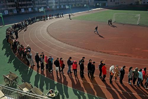 11月11日,在太原市招生考試管理中心外,考生們排隊(duì)等候研究生招生考試報(bào)名現(xiàn)場確認(rèn)。11月10日至14日,2013年研究生招生考試報(bào)名進(jìn)行現(xiàn)場確認(rèn)環(huán)節(jié)。太原地區(qū)大量考生冒著嚴(yán)寒排隊(duì)等候確認(rèn)。
