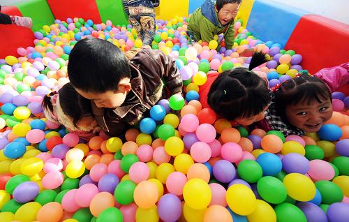 11月16日,幾名藏族小朋友在新牧區(qū)安居示范點的幼兒園活動室里玩耍。冬日時節(jié),在青海湖畔的青海省海北藏族自治州海晏縣青海湖鄉(xiāng)幸福灘草原,一處村容整潔、設施齊全的新牧區(qū)安居示范點成為草原深處美麗的風景。一年前,當?shù)卣谛腋┎菰ㄆ鹆饲嗪:l(xiāng)同寶村新牧區(qū)安居示范點,87戶藏族牧民告別了過去的帳篷和土坯房,搬進了寬敞明亮的牧家新居。安居示范點新居規(guī)劃整齊,富有民族特色,太陽能熱水器、風光互補路燈、有線電視、寬帶一應俱全,并建有幼兒園、文化活動中心、醫(yī)務室、服務中心、賽馬場等公共設施。青海省自2009年游牧民定居工程實施以來,3年共開工建設游牧民定居住房6.99萬戶,建成6.41萬戶,累計超過20萬名游牧民搬進新居。新華社記者 侯德強 攝