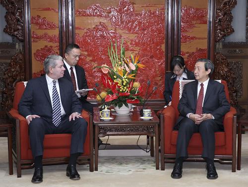 馬凱會(huì)見(jiàn)美國(guó)聯(lián)邦審計(jì)署審計(jì)長(zhǎng) 11月18日,中國(guó)國(guó)務(wù)委員兼國(guó)務(wù)院秘書(shū)長(zhǎng)馬凱在北京中南海紫光閣會(huì)見(jiàn)美國(guó)聯(lián)邦審計(jì)署審計(jì)長(zhǎng)基恩·多達(dá)羅。 新華社記者 龐興雷 攝