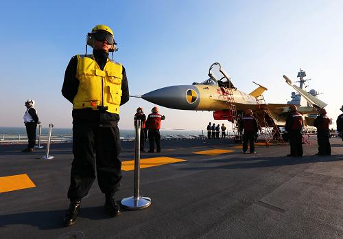 我航空母艦順利進(jìn)行殲—15飛機(jī)起降飛行訓(xùn)練 這是“遼寧艦”艦面人員在為殲—15艦載機(jī)進(jìn)行保障工作。 9月25日我國第一艘航空母艦“遼寧艦”交接入列后,海軍官兵以科學(xué)求實(shí)的態(tài)度和頑強(qiáng)拼搏的精神,按計(jì)劃迅速投入緊張的出海訓(xùn)練和科研試驗(yàn)任務(wù)中。期間,順利進(jìn)行了殲—15飛機(jī)起降飛行訓(xùn)練。航母平臺和飛機(jī)的技術(shù)性能得到了充分驗(yàn)證,艦機(jī)適配性能良好,達(dá)到了設(shè)計(jì)指標(biāo)要求。 殲—15飛機(jī)是我國自行設(shè)計(jì)研制的首型艦載多用途戰(zhàn)斗機(jī),具有完全的自主知識產(chǎn)權(quán),可遂行制空、制海等作戰(zhàn)任務(wù),飛行性能良好,配掛多型精確制導(dǎo)武器,具備遠(yuǎn)程打擊和晝夜間作戰(zhàn)能力。 新華社記者 查春明 攝