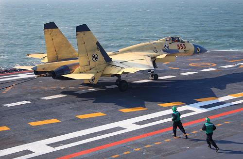 我航空母艦順利進(jìn)行殲—15飛機(jī)起降飛行訓(xùn)練 圖為殲—15艦載機(jī)在“遼寧艦”上順利著艦。 9月25日我國第一艘航空母艦“遼寧艦”交接入列后,海軍官兵以科學(xué)求實(shí)的態(tài)度和頑強(qiáng)拼搏的精神,按計(jì)劃迅速投入緊張的出海訓(xùn)練和科研試驗(yàn)任務(wù)中。期間,順利進(jìn)行了殲—15飛機(jī)起降飛行訓(xùn)練。航母平臺和飛機(jī)的技術(shù)性能得到了充分驗(yàn)證,艦機(jī)適配性能良好,達(dá)到了設(shè)計(jì)指標(biāo)要求。 殲—15飛機(jī)是我國自行設(shè)計(jì)研制的首型艦載多用途戰(zhàn)斗機(jī),具有完全的自主知識產(chǎn)權(quán),可遂行制空、制海等作戰(zhàn)任務(wù),飛行性能良好,配掛多型精確制導(dǎo)武器,具備遠(yuǎn)程打擊和晝夜間作戰(zhàn)能力。 新華社記者 查春明 攝