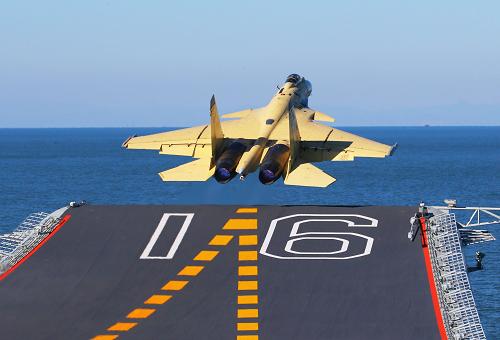 我航空母艦順利進(jìn)行殲—15飛機(jī)起降飛行訓(xùn)練 這是殲—15艦載機(jī)在“遼寧艦”上滑躍起飛。 9月25日我國第一艘航空母艦“遼寧艦”交接入列后,海軍官兵以科學(xué)求實(shí)的態(tài)度和頑強(qiáng)拼搏的精神,按計(jì)劃迅速投入緊張的出海訓(xùn)練和科研試驗(yàn)任務(wù)中。期間,順利進(jìn)行了殲—15飛機(jī)起降飛行訓(xùn)練。航母平臺和飛機(jī)的技術(shù)性能得到了充分驗(yàn)證,艦機(jī)適配性能良好,達(dá)到了設(shè)計(jì)指標(biāo)要求。 殲—15飛機(jī)是我國自行設(shè)計(jì)研制的首型艦載多用途戰(zhàn)斗機(jī),具有完全的自主知識產(chǎn)權(quán),可遂行制空、制海等作戰(zhàn)任務(wù),飛行性能良好,配掛多型精確制導(dǎo)武器,具備遠(yuǎn)程打擊和晝夜間作戰(zhàn)能力。 新華社記者 查春明 攝