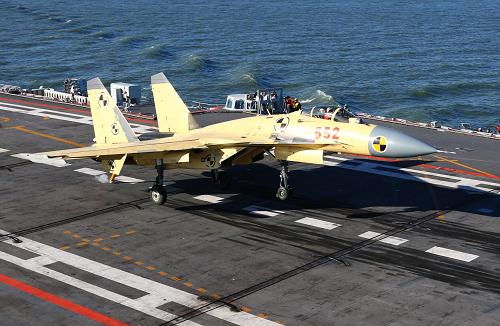 我航空母艦順利進(jìn)行殲—15飛機(jī)起降飛行訓(xùn)練 這是殲—15艦載機(jī)即將在“遼寧艦”上著艦。 9月25日我國第一艘航空母艦“遼寧艦”交接入列后,海軍官兵以科學(xué)求實(shí)的態(tài)度和頑強(qiáng)拼搏的精神,按計(jì)劃迅速投入緊張的出海訓(xùn)練和科研試驗(yàn)任務(wù)中。期間,順利進(jìn)行了殲—15飛機(jī)起降飛行訓(xùn)練。航母平臺和飛機(jī)的技術(shù)性能得到了充分驗(yàn)證,艦機(jī)適配性能良好,達(dá)到了設(shè)計(jì)指標(biāo)要求。 殲—15飛機(jī)是我國自行設(shè)計(jì)研制的首型艦載多用途戰(zhàn)斗機(jī),具有完全的自主知識產(chǎn)權(quán),可遂行制空、制海等作戰(zhàn)任務(wù),飛行性能良好,配掛多型精確制導(dǎo)武器,具備遠(yuǎn)程打擊和晝夜間作戰(zhàn)能力。 新華社記者 查春明 攝