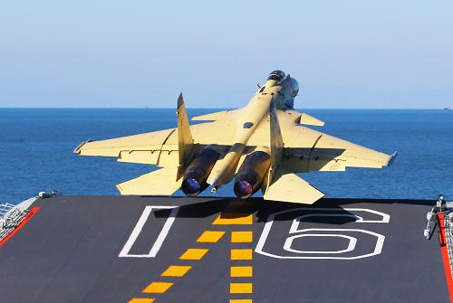 我航空母艦順利進(jìn)行殲—15飛機(jī)起降飛行訓(xùn)練 這是殲—15艦載機(jī)在“遼寧艦”上滑躍起飛。 9月25日我國第一艘航空母艦“遼寧艦”交接入列后,海軍官兵以科學(xué)求實(shí)的態(tài)度和頑強(qiáng)拼搏的精神,按計(jì)劃迅速投入緊張的出海訓(xùn)練和科研試驗(yàn)任務(wù)中。期間,順利進(jìn)行了殲—15飛機(jī)起降飛行訓(xùn)練。航母平臺和飛機(jī)的技術(shù)性能得到了充分驗(yàn)證,艦機(jī)適配性能良好,達(dá)到了設(shè)計(jì)指標(biāo)要求。 殲—15飛機(jī)是我國自行設(shè)計(jì)研制的首型艦載多用途戰(zhàn)斗機(jī),具有完全的自主知識產(chǎn)權(quán),可遂行制空、制海等作戰(zhàn)任務(wù),飛行性能良好,配掛多型精確制導(dǎo)武器,具備遠(yuǎn)程打擊和晝夜間作戰(zhàn)能力。 新華社記者 查春明 攝