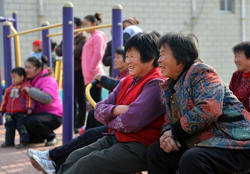 “莊戶劇團(tuán)”樂鄉(xiāng)村 11月24日,西黃村村民在觀看演出。 農(nóng)忙已過,山東鄒平縣西黃村的“莊戶劇團(tuán)”又開始忙碌起來,十里八鄉(xiāng)的村莊都紛紛邀請她們?nèi)パ莩?。西黃村業(yè)余劇團(tuán)1998年正式成立,由村民們自發(fā)、自愿結(jié)合,不計(jì)任何報(bào)酬。十幾年來,業(yè)余劇團(tuán)的演職人員不斷變化,但為村民義務(wù)演出的傳統(tǒng)和對民間戲曲的喜愛一直沒改變。現(xiàn)在,西黃村業(yè)余劇團(tuán)的成員們已經(jīng)整理、編排傳統(tǒng)劇目37出,每年為村民演出40余場次。 據(jù)山東省文化部門統(tǒng)計(jì),山東目前有農(nóng)村民辦劇團(tuán)5200個(gè),這些“莊戶劇團(tuán)”根植鄉(xiāng)村大地,豐富繁榮了農(nóng)村文化生活。 新華社記者 朱崢攝