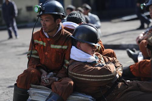 貴州響水煤礦事故死亡人數(shù)增至19人 11月25日,救援人員在換班期間恢復(fù)體力,等待再次下井救援。 截至11月25日12時,貴州響水煤礦煤與瓦斯突出事故已造成19人遇難,目前仍有4人下落不明,現(xiàn)場救援仍在緊張進行中。經(jīng)過救援人員全力施救,目前距離突出點還有20米,預(yù)計現(xiàn)場救援工作可在今天下午結(jié)束。 新華社發(fā)(陶亮 攝)