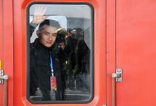 老兵,再見! 11月25日,武警寧夏總隊(duì)退伍的老兵正在列車上向戰(zhàn)友揮手告別。 當(dāng)日,武警寧夏總隊(duì)在銀川火車站舉行退伍老兵歡送儀式,千余名退伍老兵告別軍營,告別戰(zhàn)友,踏上返鄉(xiāng)列車。 新華社記者 彭昭之 攝