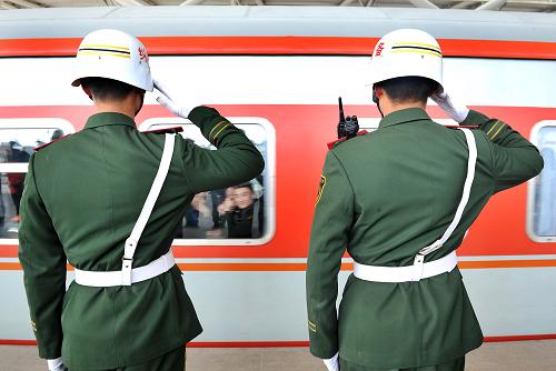 老兵,再見! 11月25日,武警寧夏總隊(duì)的戰(zhàn)士正在向踏上返鄉(xiāng)列車的老兵敬禮。 當(dāng)日,武警寧夏總隊(duì)在銀川火車站舉行退伍老兵歡送儀式,千余名退伍老兵告別軍營,告別戰(zhàn)友,踏上返鄉(xiāng)列車。 新華社記者 彭昭之 攝