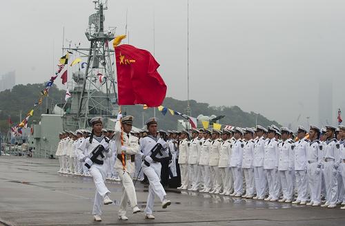 11月25日,駐港部隊海軍官兵在昂船洲軍營舉行交接儀式。中國人民解放軍駐香港部隊陸??杖姴糠纸ㄖ茊挝缓脱b備自25日凌晨開始進行輪換。這是駐港部隊進駐香港后第15次大規(guī)模輪換。新華社記者 呂小煒 攝