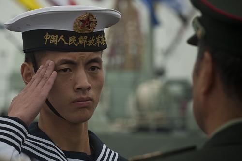11月25日,一名駐港部隊海軍士兵在交接儀式上敬禮。新華社記者 呂小煒 攝