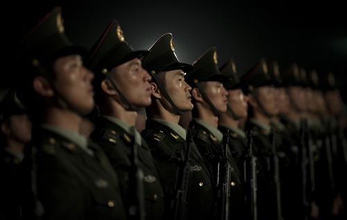 11月25日,參加輪換的士兵在聆聽指揮員講話。新華社記者 呂小煒 攝