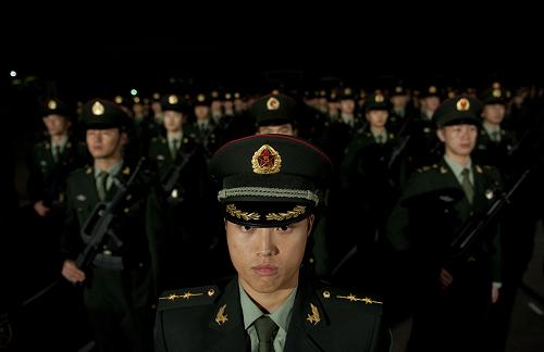 11月25日,參加輪換的官兵在交接儀式上。新華社記者 呂小煒 攝