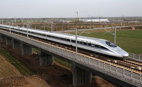 11月25日,一列和諧號(hào)動(dòng)車組列車行駛在京廣高鐵安陽(yáng)至鶴壁間的大寺臺(tái)特大橋上。新華社發(fā)(祝慶 攝)