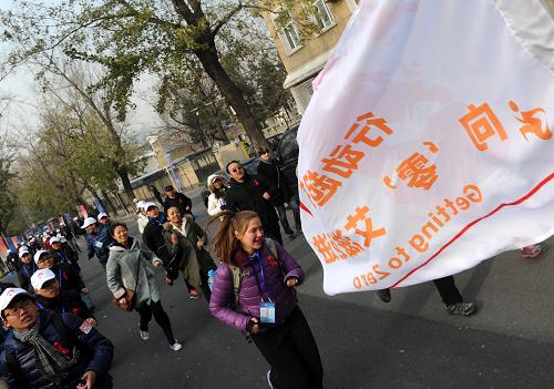 12月1日,外國友人和醫(yī)務工作者在接力慢跑活動中。當日是第25個“世界艾滋病日”。北京舉辦了“行動起來 向‘零’艾滋邁進”——艾滋病防治宣傳“防艾無國界”接力慢跑活動。部分醫(yī)務工作者、大學生志愿者、社區(qū)居民以及國際友人代表共同完成接力跑,并簽名承諾攜手“防艾”。新華社記者 公磊 攝