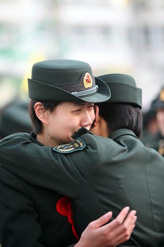12月1日,在濟南軍區(qū)某部,退伍女戰(zhàn)士與留隊戰(zhàn)友依依惜別。當日,濟南軍區(qū)某部退伍女兵參加向軍旗告別儀式,她們卸下帽徽、領(lǐng)花,戀戀不舍地告別軍營和“第二故鄉(xiāng)”。新華社發(fā)(梁志杰 攝)