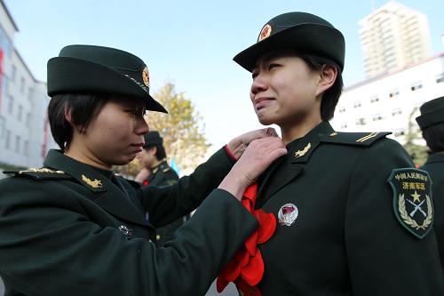 12月1日,在濟南軍區(qū)某部,退伍女戰(zhàn)士與留隊戰(zhàn)友依依惜別。新華社發(fā)(梁志杰 攝)