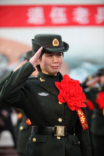 12月1日,在濟南軍區(qū)某部,退伍女戰(zhàn)士與留隊戰(zhàn)友依依惜別。新華社發(fā)(梁志杰 攝)