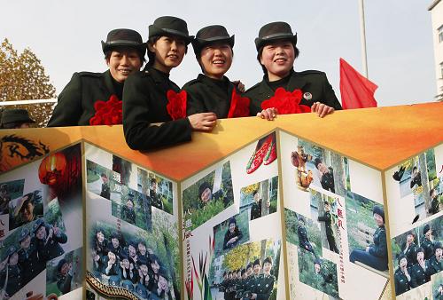 12月1日,在濟南軍區(qū)某部,退伍女戰(zhàn)士與軍旅生涯展板合影。新華社發(fā)(畢華明 攝)