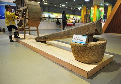 廣西舉辦“農(nóng)耕文化展” 12月1日,一位小朋友在體驗廣西傳統(tǒng)農(nóng)具。 為期5天的“廣西農(nóng)耕文化展”自11月29日在南寧廣西科技館開展以來,每天都吸引大批市民前來領(lǐng)略歷史悠久的壯族農(nóng)耕文化。 新華社記者 黃孝邦 攝
