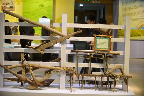 廣西舉辦“農(nóng)耕文化展” 農(nóng)耕文化展上展出的各種梨和耙(12月1日攝)。 為期5天的“廣西農(nóng)耕文化展”自11月29日在南寧廣西科技館開展以來,每天都吸引大批市民前來領(lǐng)略歷史悠久的壯族農(nóng)耕文化。 新華社記者 黃孝邦 攝
