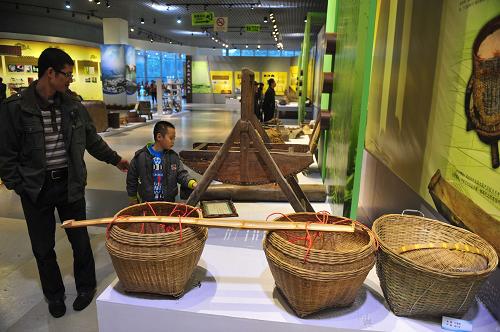 廣西舉辦“農(nóng)耕文化展” 12月1日,觀眾在參觀廣西傳統(tǒng)農(nóng)具。 為期5天的“廣西農(nóng)耕文化展”自11月29日在南寧廣西科技館開展以來,每天都吸引大批市民前來領(lǐng)略歷史悠久的壯族農(nóng)耕文化。 新華社記者 黃孝邦 攝