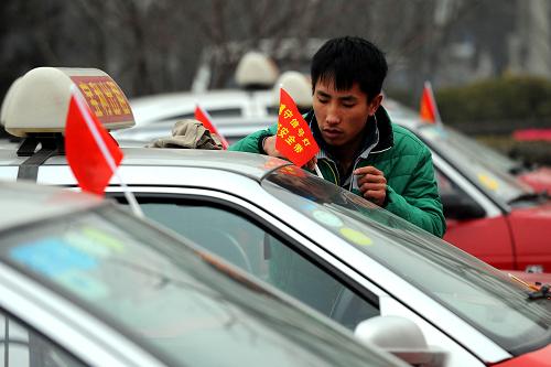太原舉辦“全國(guó)交通安全日”宣傳活動(dòng) 12月2日,一位太原出租車司機(jī)為自己的車安插宣傳小錦旗。 當(dāng)日是首個(gè)“全國(guó)交通安全日”,主題為“遵守交通信號(hào)、安全文明出行”。太原市舉辦主題宣傳活動(dòng),現(xiàn)場(chǎng)以實(shí)物演示、沙盤模型等形式展示交通安全的重要性,上百名交警、出租車司機(jī)、公交員工和志愿者參與其中。 新華社記者 范敏達(dá) 攝