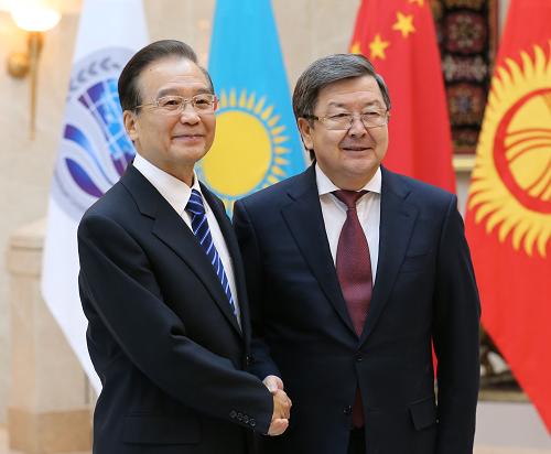 12月5日,上海合作組織成員國總理第十一次會(huì)議在吉爾吉斯斯坦首都比什凱克舉行。中國國務(wù)院總理溫家寶出席大、小范圍會(huì)談并發(fā)表講話。這是吉爾吉斯斯坦總理薩特巴爾季耶夫會(huì)前迎接溫家寶總理。新華社記者姚大偉攝