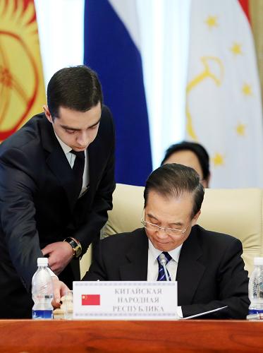 12月5日,上海合作組織成員國總理第十一次會(huì)議在吉爾吉斯斯坦首都比什凱克舉行。中國國務(wù)院總理溫家寶出席大、小范圍會(huì)談并發(fā)表講話。這是溫家寶出席相關(guān)文件簽字儀式。新華社記者 姚大偉 攝
