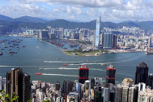 這是9月2日在太平山頂拍攝的香港維多利亞灣兩岸。 新華社記者 李鵬 攝
