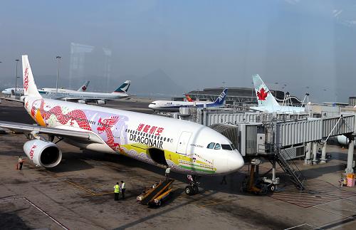 一架港龍航空公司的飛機(jī)??吭谙愀蹏?guó)際機(jī)場(chǎng)(11月14日攝)。 新華社記者 李鵬 攝