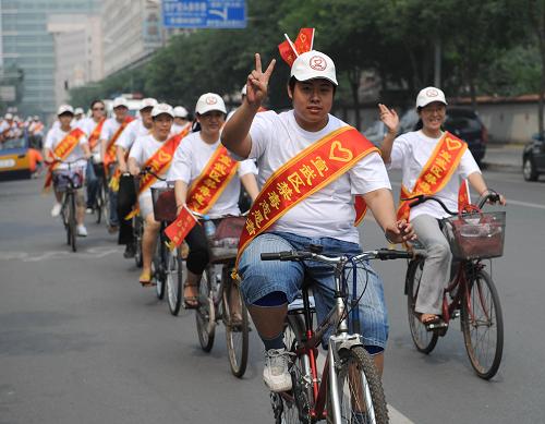 圖為2009年6月26日,北京的禁毒志愿者騎自行車環(huán)城宣傳禁毒知識(shí),讓群眾遠(yuǎn)離毒品。 新華社記者 李文 攝