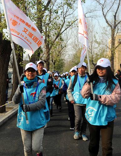 圖為2012年12月1日、第25個(gè)“世界艾滋病日”,北京大學(xué)生志愿者在接力慢跑活動(dòng)中。 新華社記者 公磊 攝