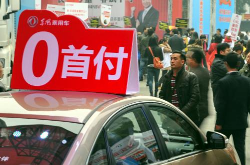 12月7日,某汽車品牌的車商推出零首付車型。 新華社記者 劉潺 攝