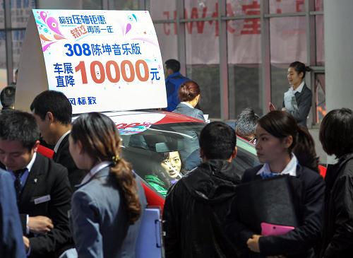 12月7日,觀眾在參觀某汽車品牌的促銷車型。 新華社記者 劉潺 攝