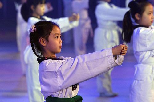 12月7日,學(xué)生在2012年全國億萬學(xué)生陽光體育展示活動中表演武術(shù)操。當(dāng)日,為紀(jì)念“全國億萬學(xué)生陽光體育運(yùn)動”開展5周年,“少年強(qiáng)則國強(qiáng)——2012年全國億萬學(xué)生陽光體育展示活動”在北京市地壇體育館舉行。來自該市東城區(qū)百余所學(xué)校和幼兒園的師生代表3000余人參加了展示活動,中小學(xué)生和幼兒園的孩子們分別表演了廣播操、武術(shù)、跳繩、擊劍、竹竿舞等校園體育活動項(xiàng)目。隨后,第六屆全國億萬學(xué)生陽光體育冬季長跑暨北京市學(xué)生冬季長跑活動啟動儀式在地壇體育場舉行。新華社發(fā)(周良 攝)