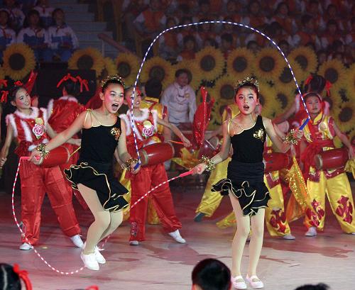 12月7日,學(xué)生在2012年全國億萬學(xué)生陽光體育展示活動中表演花樣跳繩。新華社發(fā)(周良 攝)