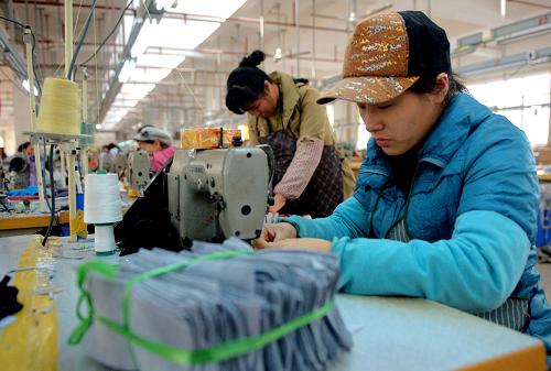 12月5日,在廣西欽州市臨海工業(yè)園一皮革加工廠,工人在生產(chǎn)皮革制品。廣西欽州市近5年來相繼淘汰了122家低產(chǎn)能、重污染企業(yè),保護(hù)藍(lán)天碧水下的宜居生態(tài)環(huán)境,與此同時,還通過科技與環(huán)保并進(jìn)的模式建設(shè)發(fā)展臨海工業(yè)園,讓近萬名留守婦女在家門口實現(xiàn)再就業(yè)。新華社記者 張愛林 攝
