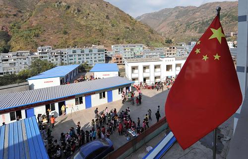洛澤河鎮(zhèn)毛坪中心小學的板房教室(12月14日攝)。新華社記者 藺以光 攝