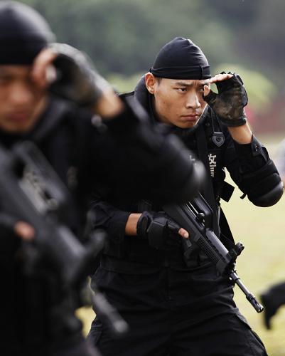 12月15日,海南省??谑泄簿痔鼐ш牳删谶M行“特警戰(zhàn)術(shù)動作”課目演練。 新華社發(fā)(章善玉 攝)