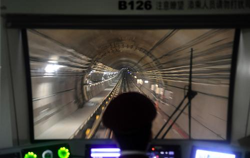 武漢地鐵列車在長江下的隧道中穿行(12月14日攝)。近日,經(jīng)過3個月的空載試運(yùn)行,武漢地鐵二號線一期工程正式通過交通運(yùn)輸部組織的專家評審,已經(jīng)具備開通試運(yùn)營條件,將于12月28日通車試運(yùn)營。武漢地鐵二號線一期工程全長27.73公里,在武昌和漢口兩鎮(zhèn)共設(shè)車站21座,是武漢市第一條地下軌道交通工程。 新華社記者 郝同前 攝
